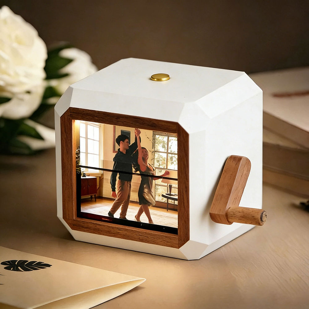 Gepersonaliseerde Fotobox Met Handslinger En Bewegende Fotofunctie, Inclusief Verlicht Fotolijstje Voor Stellen, Gezinnen En Speciale Momenten.