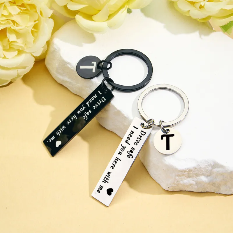 Gepersonaliseerde Sleutelhanger Met Initialen Voor 'rij Veilig' - Cadeau Voor Je Vriend: 'ik Heb Je Hier Bij Me Nodig'.