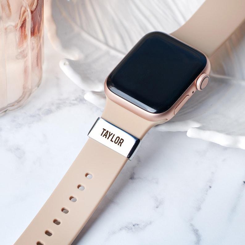 Gepersonaliseerde Naam Apple Watch-bedel - Accessoire Met Aangepaste Band, Gegraveerde Sieraden, Tienercadeau, Luxe Roestvrijstalen Bedel, Kerstcadeau - CustWitNL