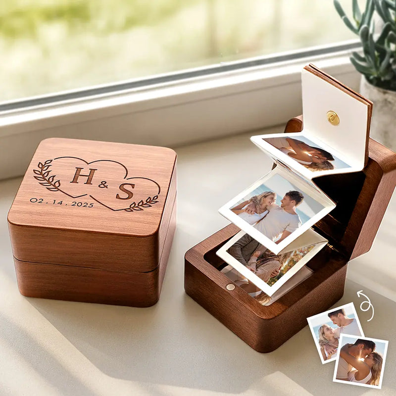 Caja De Fotos De Acordeón De Madera Personalizada Con Monograma Personalizado Y Nombres De Pareja.