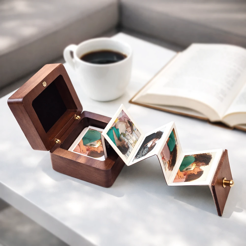 Caja De Fotos De Acordeón De Madera Personalizada Con Monograma Personalizado Y Nombres De Pareja.