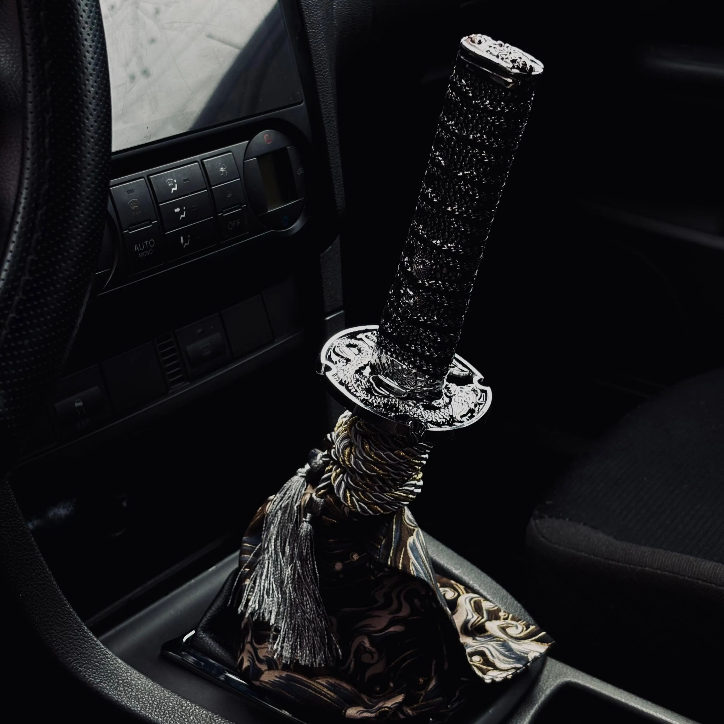 Pomo de palanca de cambios para coche con espada samurái japonesa, palanca de cambio Katana universal con 4 adaptadores para coches con transmisión manual