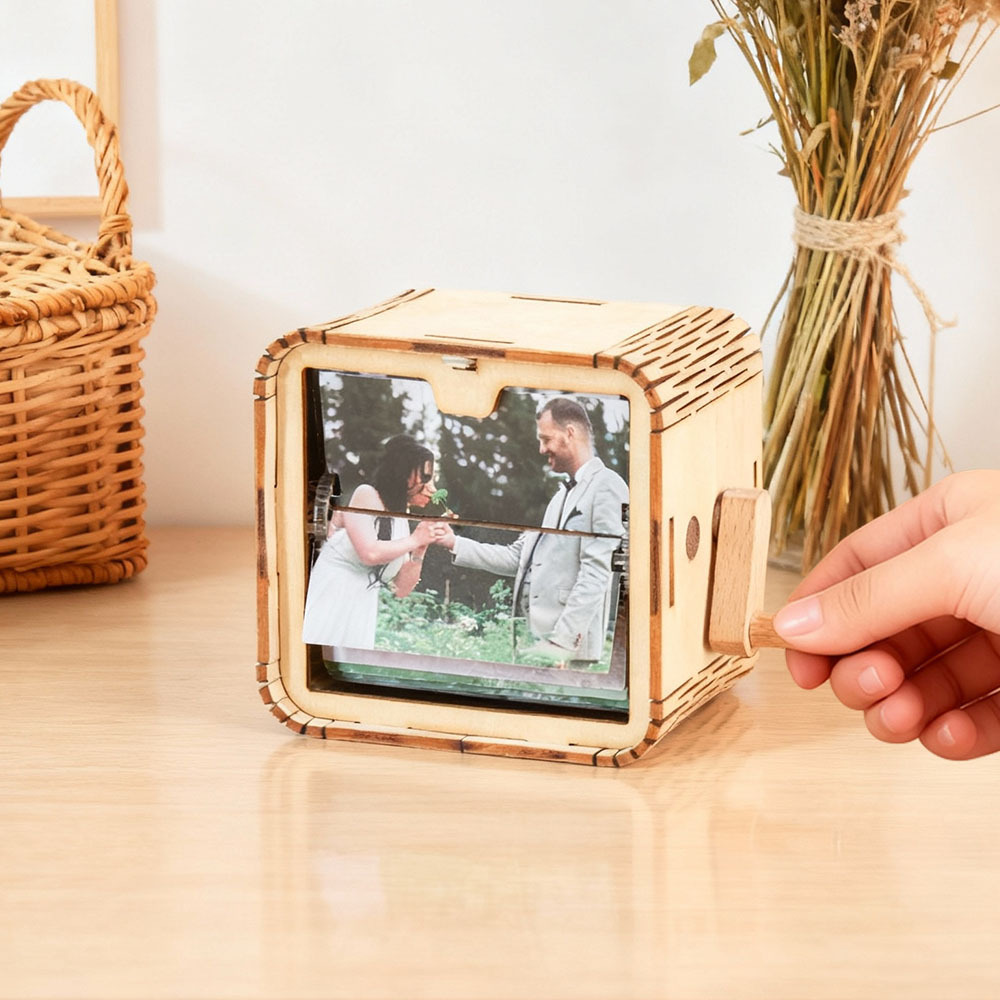 Álbum De Fotos Personalizado Com 16 Fotos, Em Madeira Colorida, Com Animação Mecânica Por Manivela E Luz. - CustWitPT