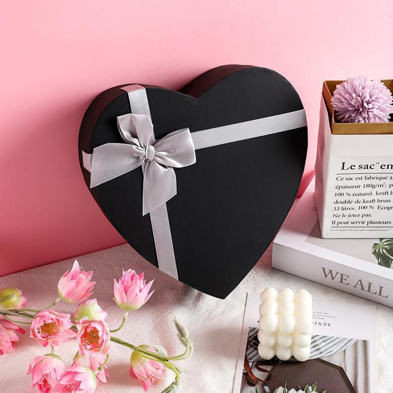 26cm x 23.5cm x 7cm Heart Shaped Gift Box