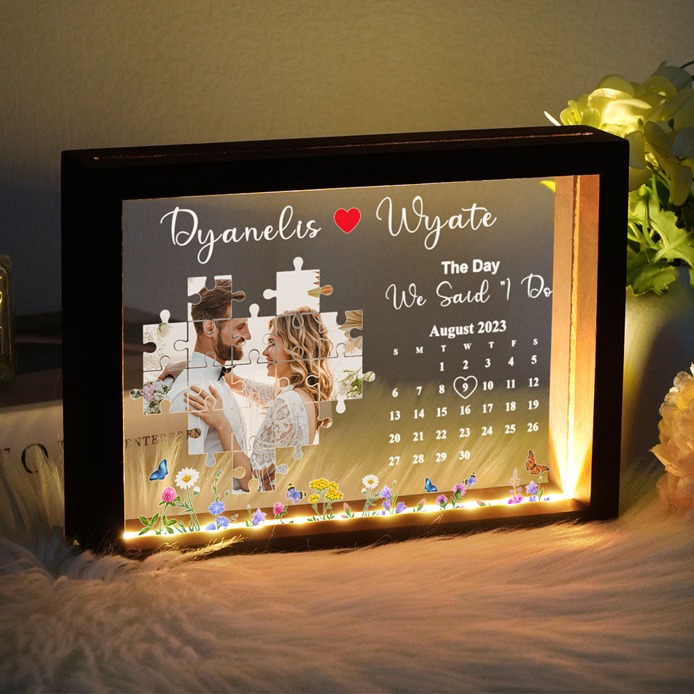 Moldura De Luz Noturna De Casamento Personalizada Mr. & Mr. Missing Piece - Lembrança Personalizada Inspirada No Arco-íris Que Celebra O Triunfo Do Amor Em Dois Corações Entrelaçados - CustWitPT