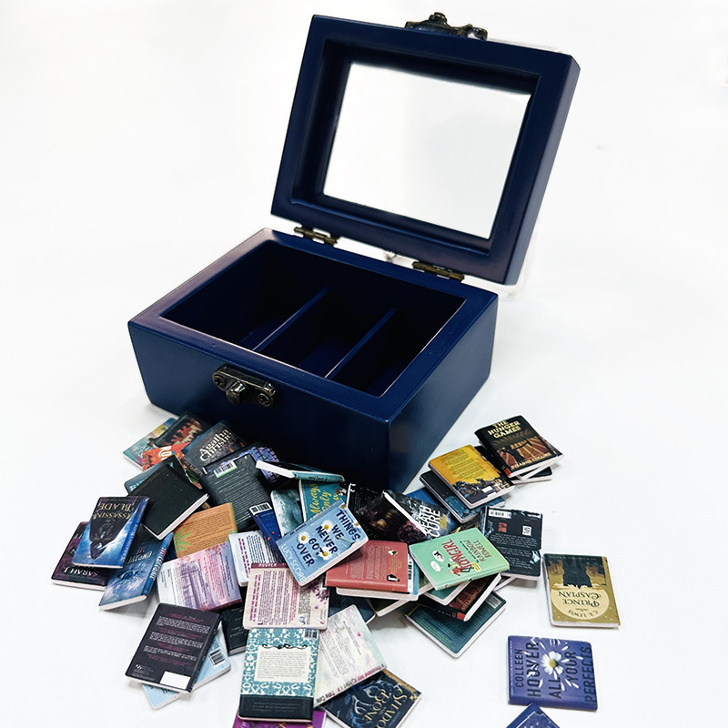 Mini-Bücherregal gegen Stress – Vintage-Deko mit 60 bunten Miniaturbüchern