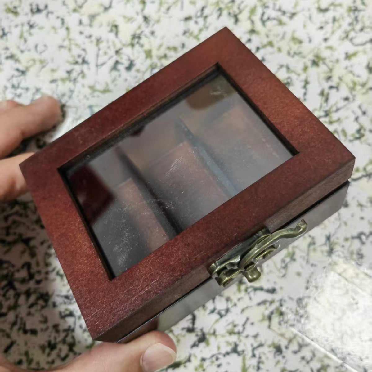 Mini-Bücherregal gegen Stress – Vintage-Deko mit 60 bunten Miniaturbüchern