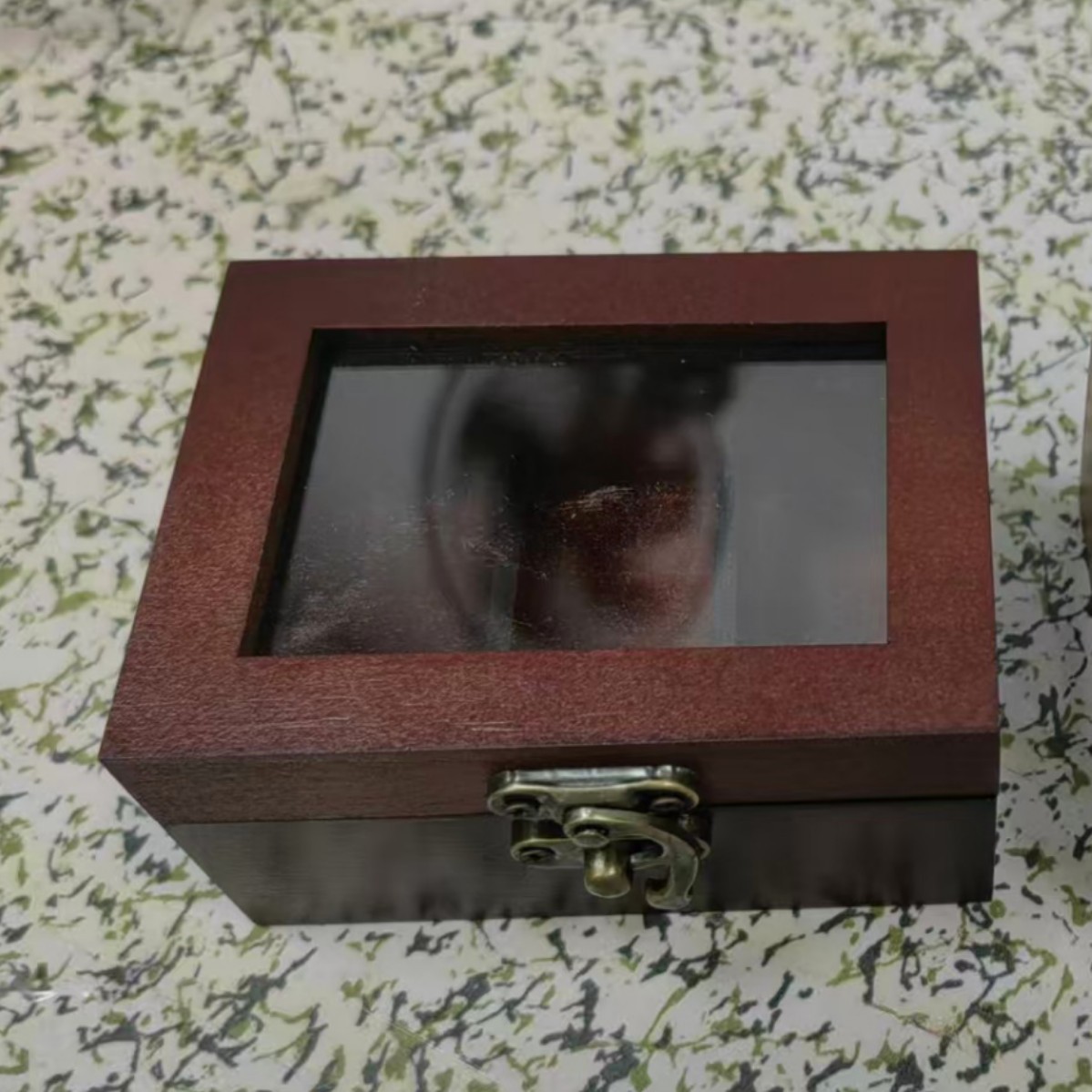 Mini-Bücherregal gegen Stress – Vintage-Deko mit 60 bunten Miniaturbüchern