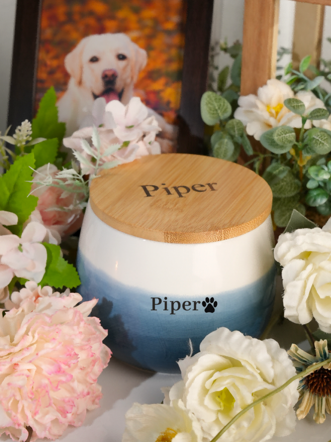 Personalisierte Tierurne mit Holzdeckel – Gravur von Name & Pfotenabdruck für Hunde & Katzen