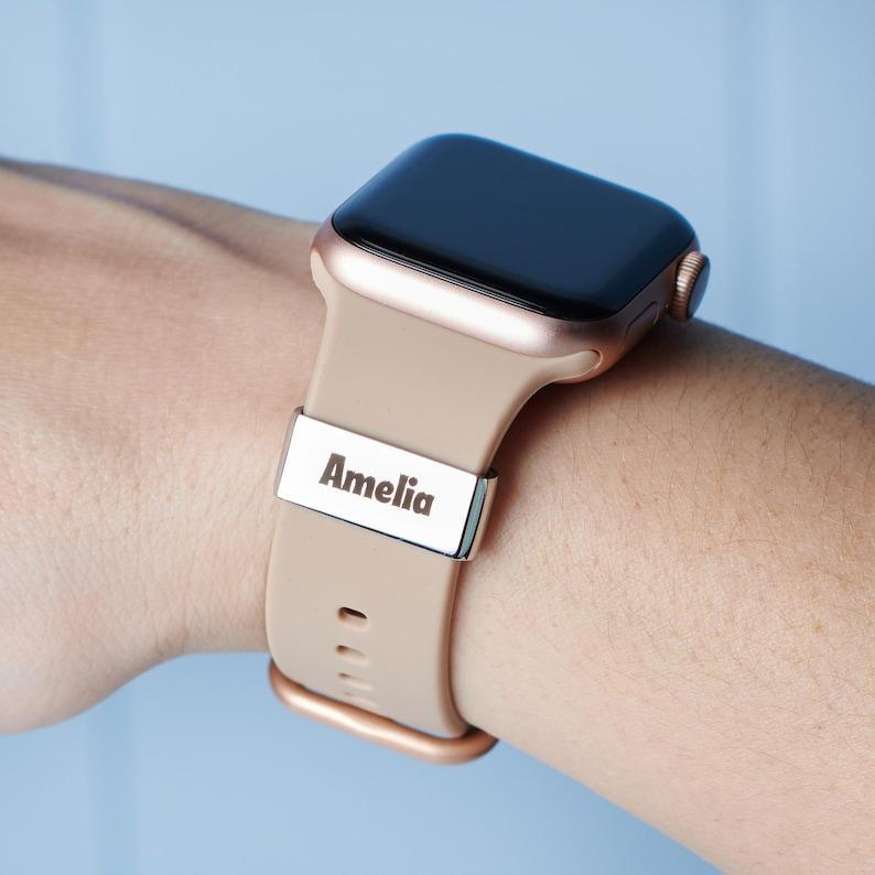 Personalisierter Apple Watch Charm Mit Namen - Personalisiertes Armband-accessoire, Gravierter Schmuck, Geschenk Für Teenager, Luxuriöser Edelstahl-charm, Strumpffüller - CustWitDE