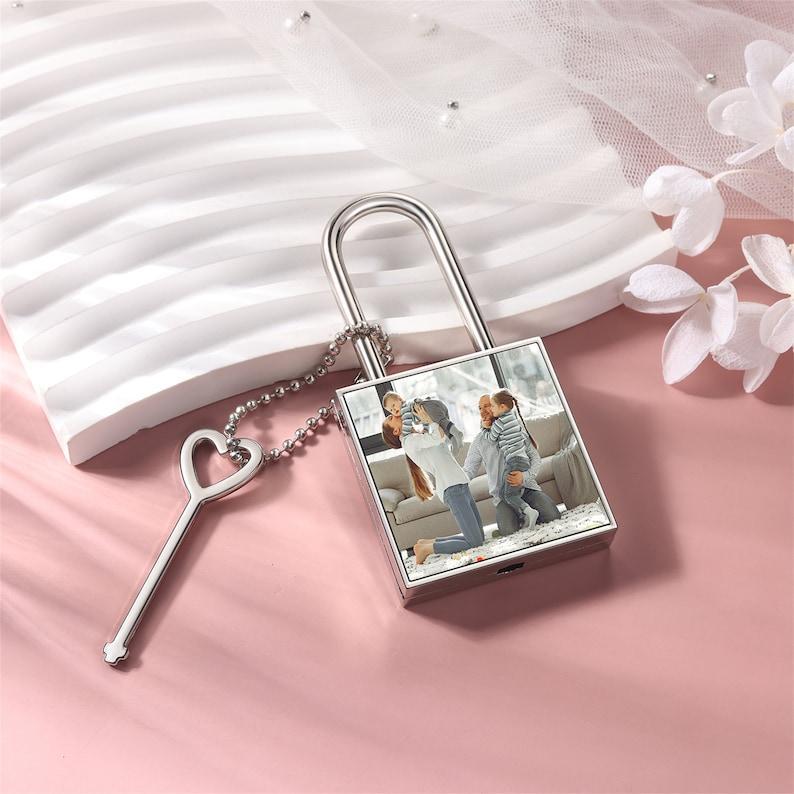 Cadenas Rond Personnalisé Avec Photo En Forme De Cœur Et Texte. Cadeau Significatif Pour Les Couples, Idéal Pour Un Anniversaire De Mariage.