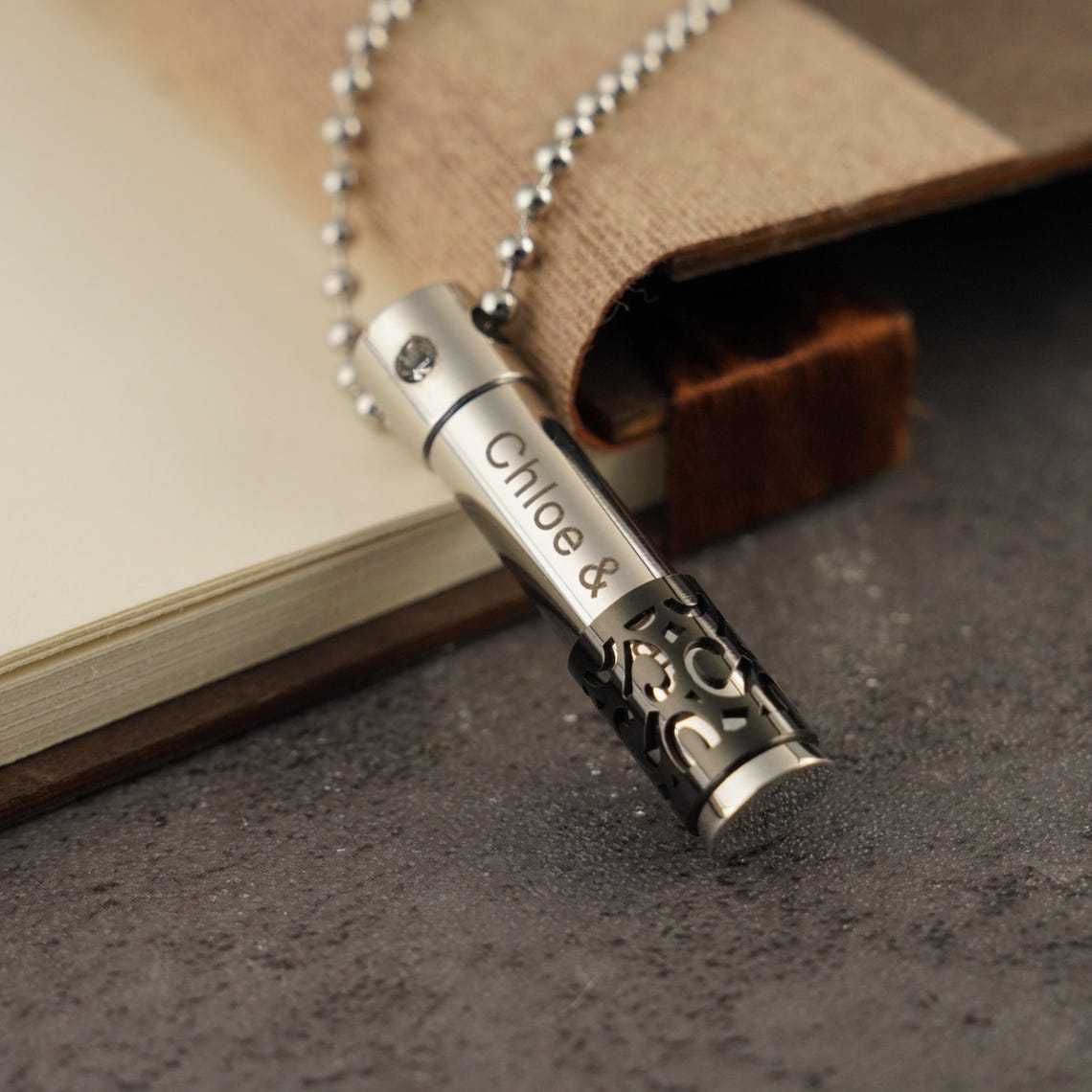 Collier De Parfum Personnalisé Avec Nom, Pendentif Cylindrique Parfumé Personnalisé Avec Mèche En Coton, Pendentif Odeur De Mémoire - CustWitFR