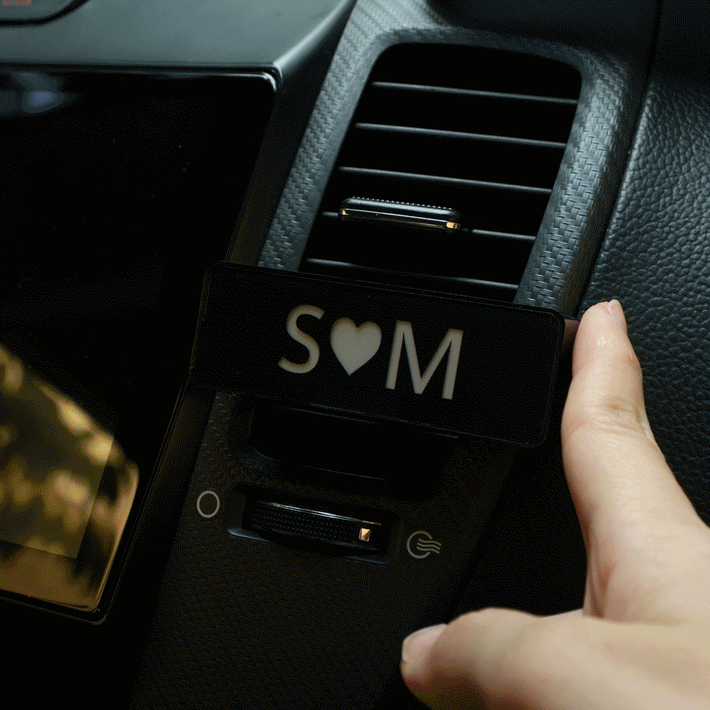 Profumatore per Auto Personalizzato con Luce LED – Nome Inciso, Diffusore di Aromi, Regalo Unico per Lui o per Lei