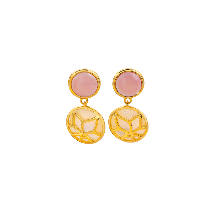 Pink Queen Conch Floral Drops: Vintage Elegant & Royal