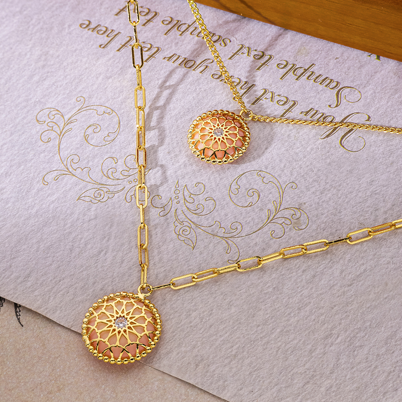 Vintage Court Style Openwork Heart Inlaid Natural Round Queen Conch Necklace Women Layering Chain