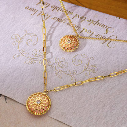 Vintage Court Style Openwork Heart Inlaid Natural Round Queen Conch Necklace Women Layering Chain