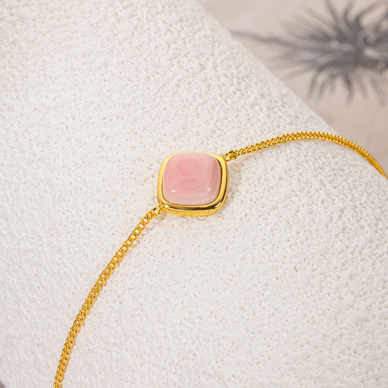 Square Sugar Loaf Queen Conch Bracelet - Minimalist & Cute