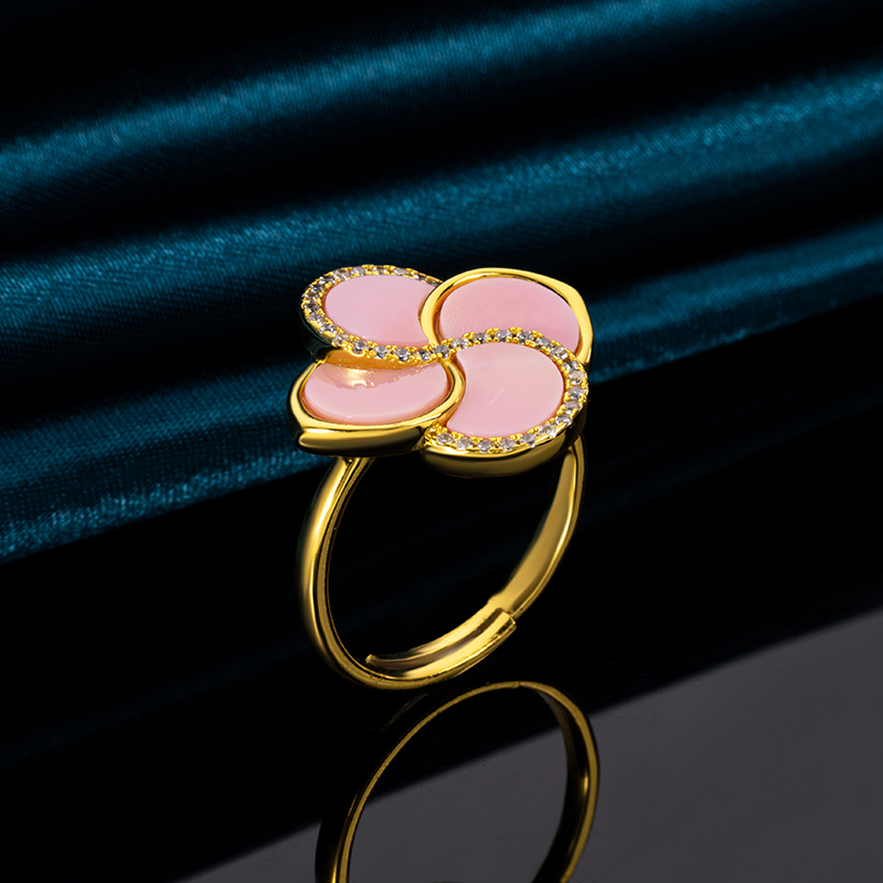 Lucky Clover Conch Ring - Natural Queen Conch