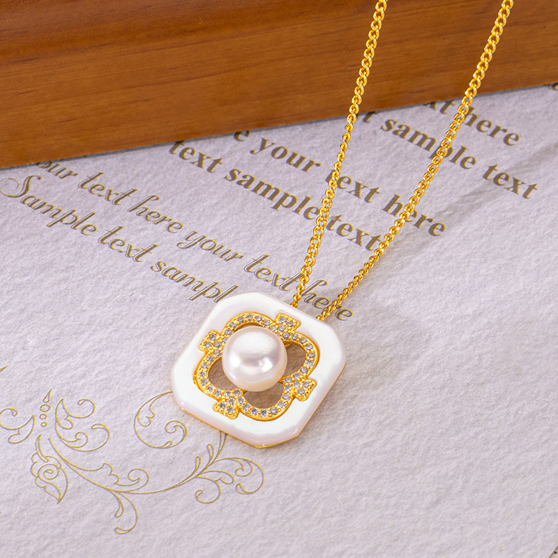 Mother of Pearl Clover Collar Necklace: Luxury Pearl Accents