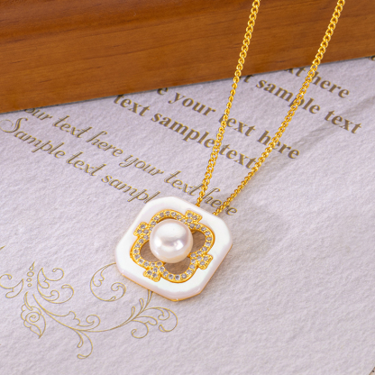 Mother of Pearl Clover Collar Necklace: Luxury Pearl Accents