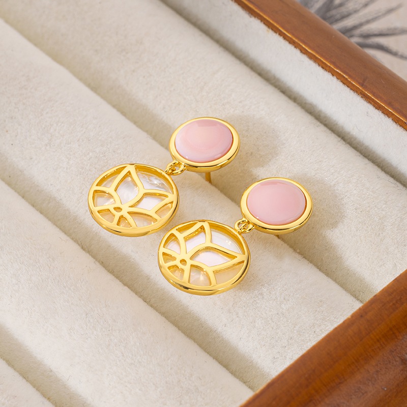 Pink Queen Conch Floral Drops: Vintage Elegant & Royal