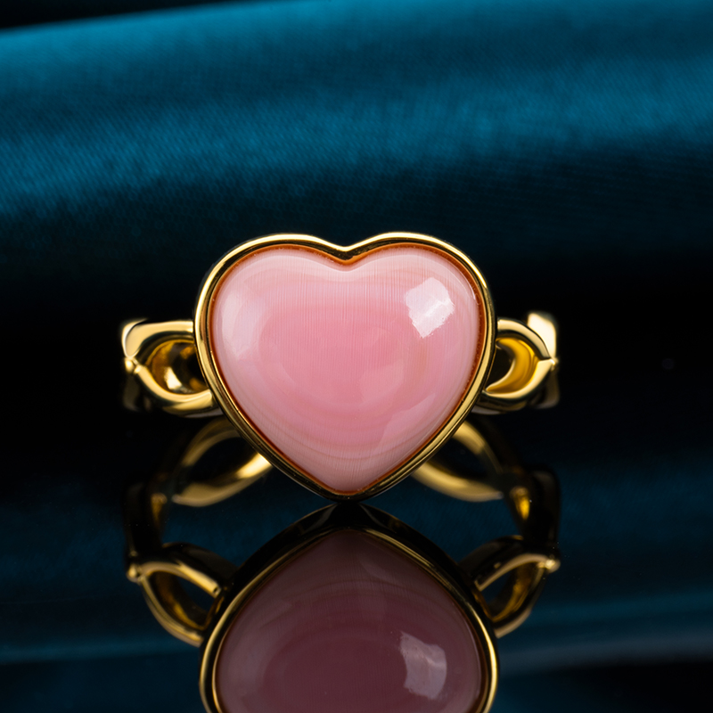 Natural Queen Conch Heart Ring: Dainty Chic Style
