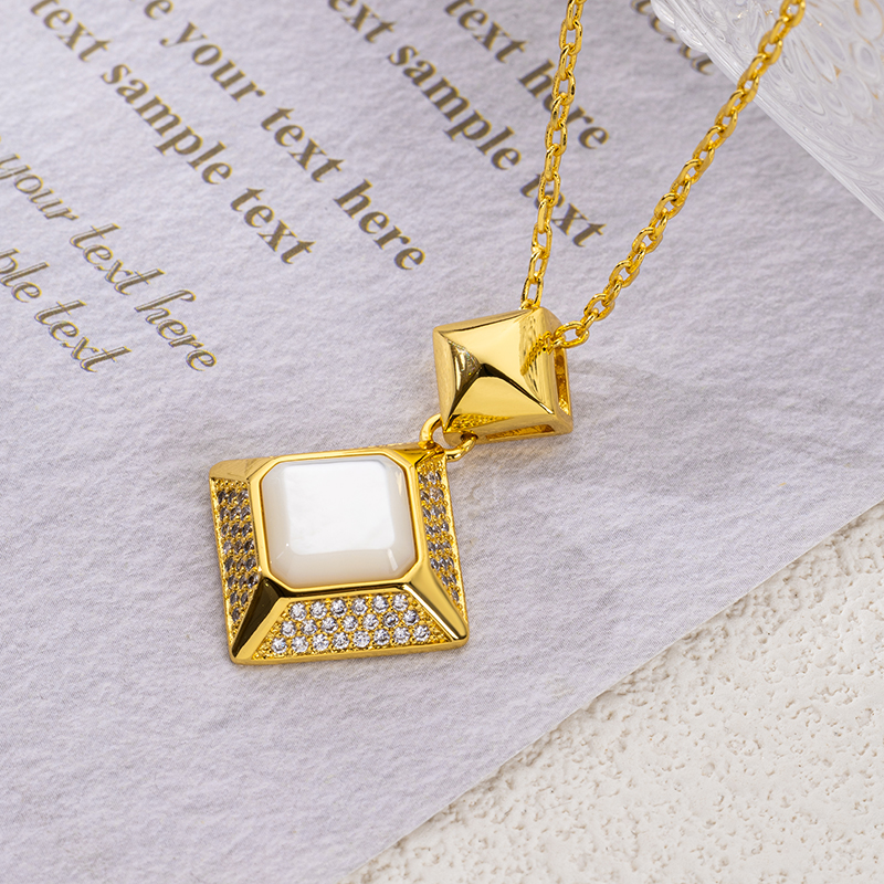 Natural White MOP Cube Choker: Elegant French Necklace