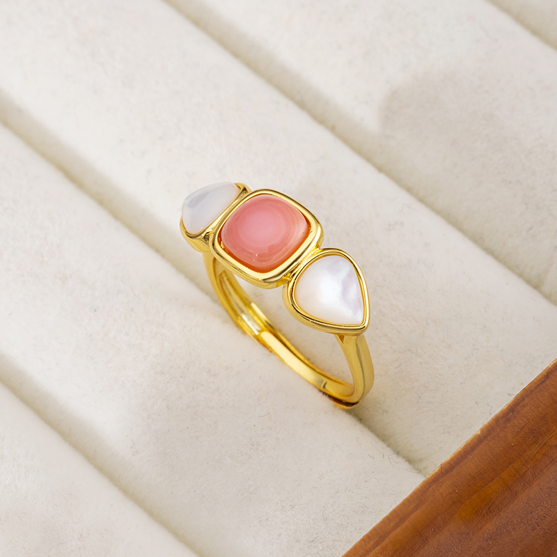 Floral Queen Conch & White MOP Ring