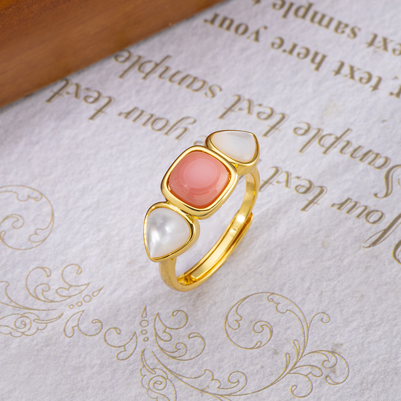 Floral Queen Conch & White MOP Ring