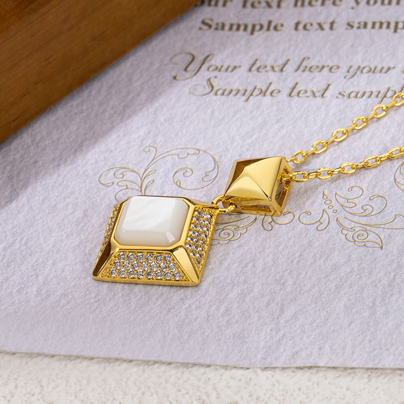 Natural White MOP Cube Choker: Elegant French Necklace