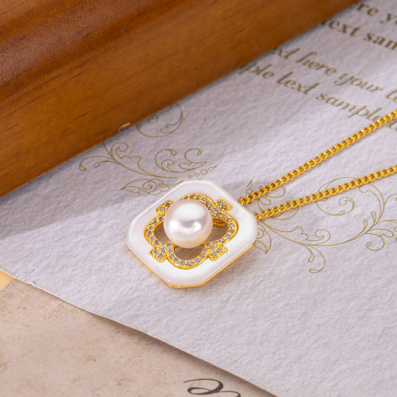 Mother of Pearl Clover Collar Necklace: Luxury Pearl Accents