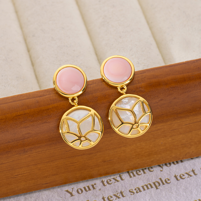 Pink Queen Conch Floral Drops: Vintage Elegant & Royal