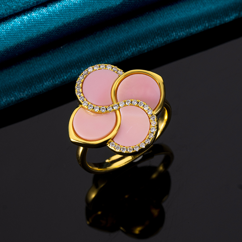 Lucky Clover Conch Ring - Natural Queen Conch