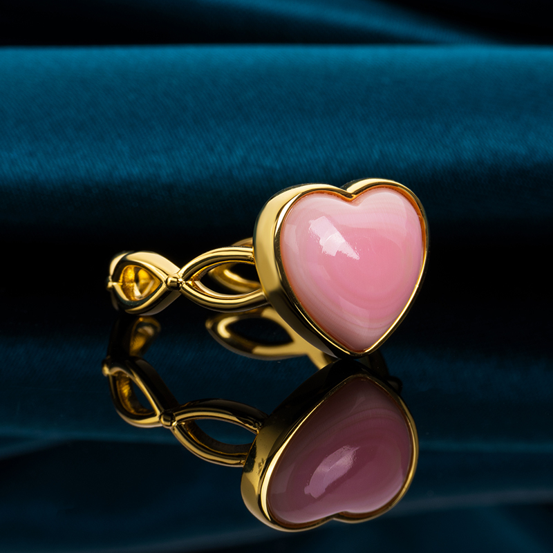 Natural Queen Conch Heart Ring: Dainty Chic Style