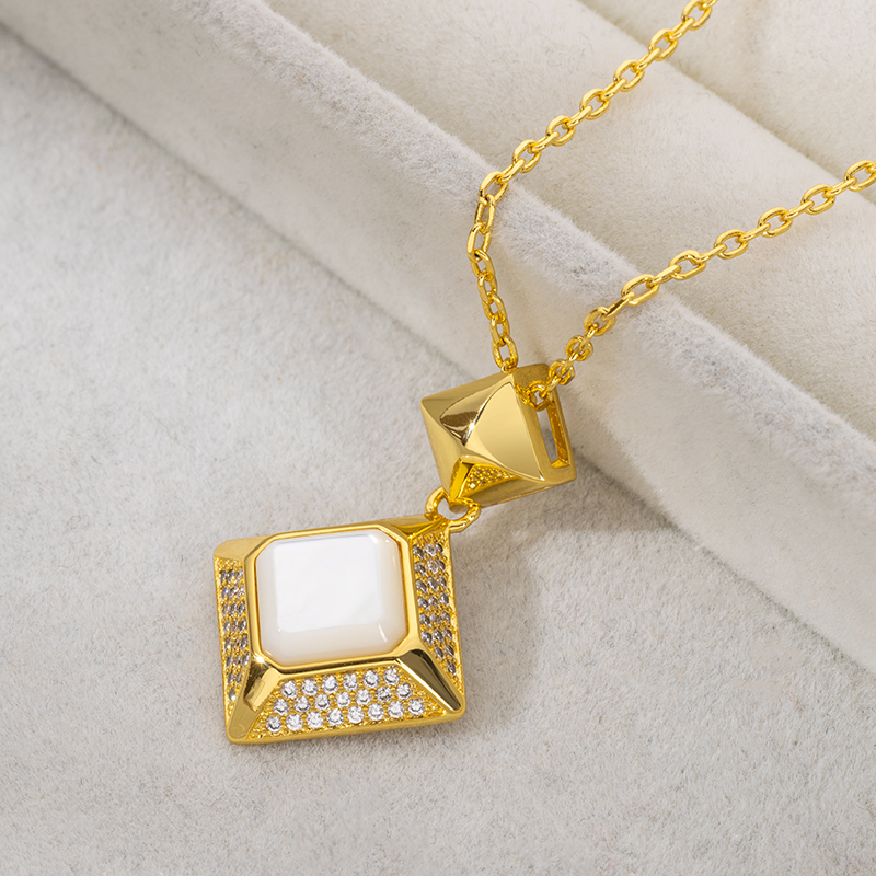 Natural White MOP Cube Choker: Elegant French Necklace