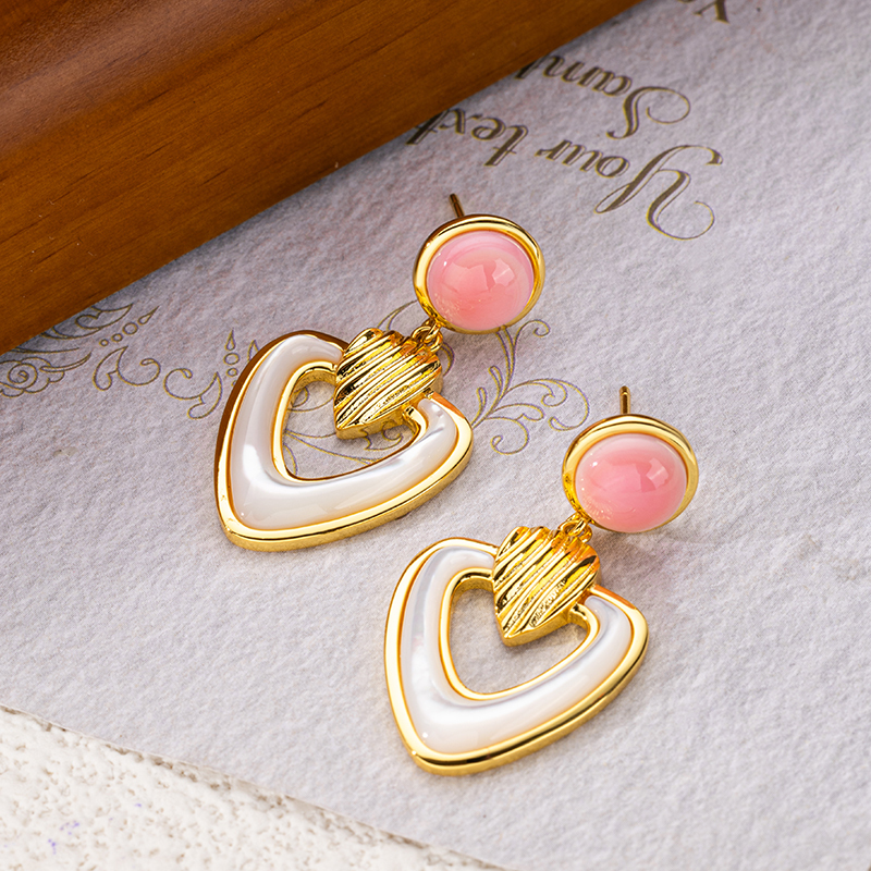 Western Chic Heart Earrings - Natural MOP & Queen Conch