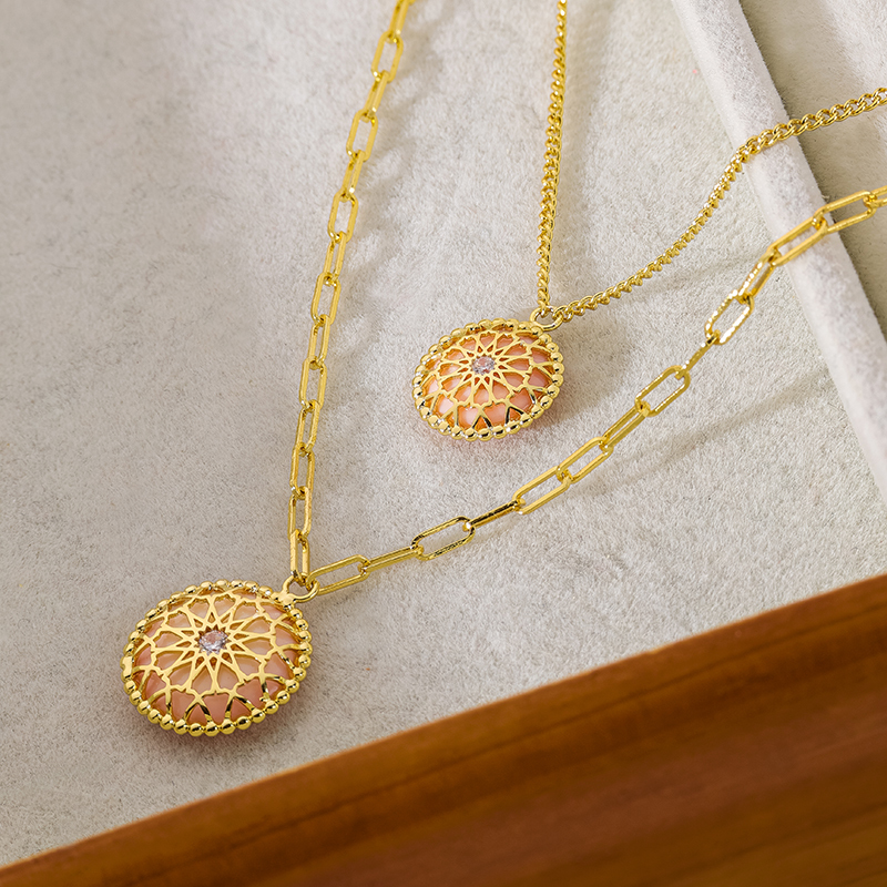 Vintage Court Style Openwork Heart Inlaid Natural Round Queen Conch Necklace Women Layering Chain