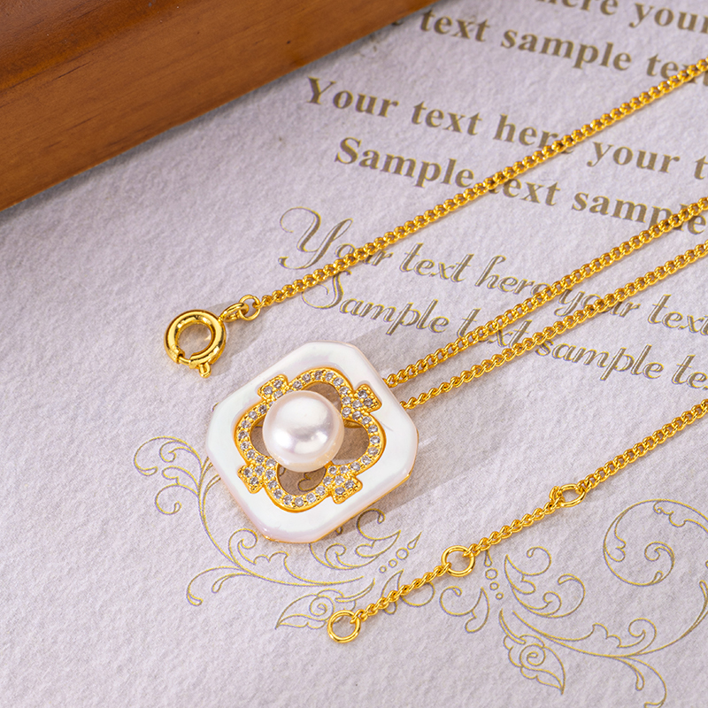 Mother of Pearl Clover Collar Necklace: Luxury Pearl Accents