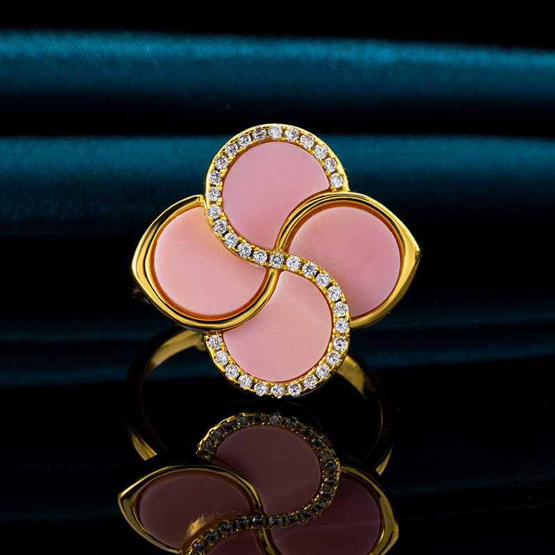 Lucky Clover Conch Ring - Natural Queen Conch