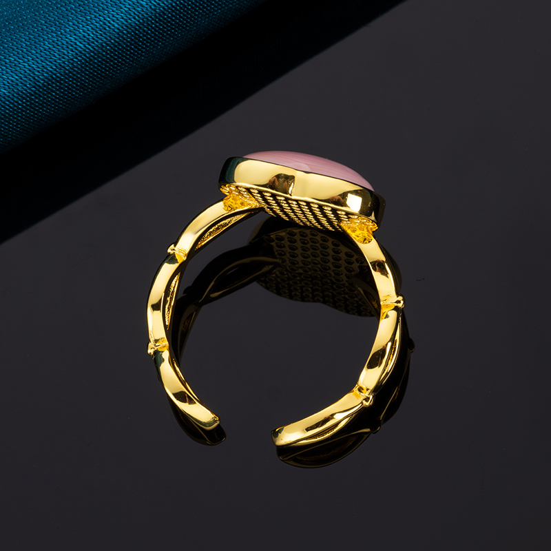 Natural Queen Conch Heart Ring: Dainty Chic Style