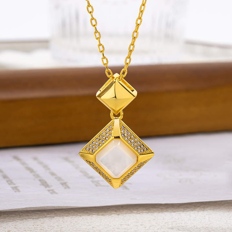 Natural White MOP Cube Choker: Elegant French Necklace