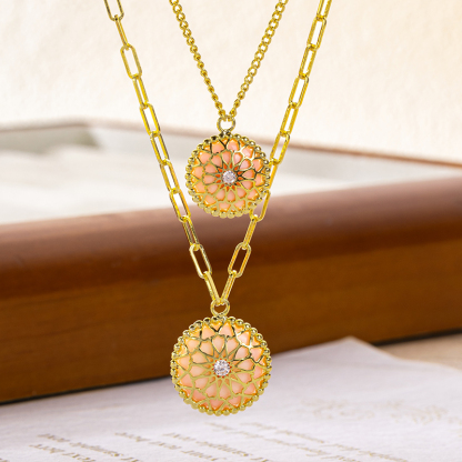 Vintage Court Style Openwork Heart Inlaid Natural Round Queen Conch Necklace Women Layering Chain