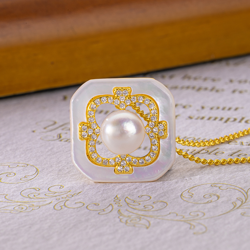 Mother of Pearl Clover Collar Necklace: Luxury Pearl Accents