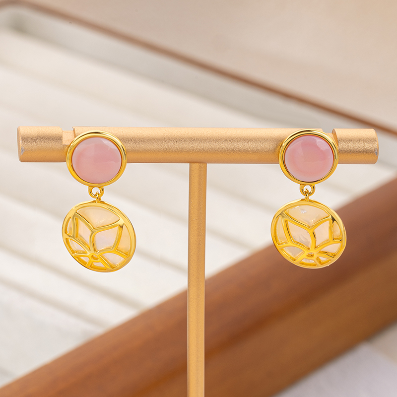 Pink Queen Conch Floral Drops: Vintage Elegant & Royal