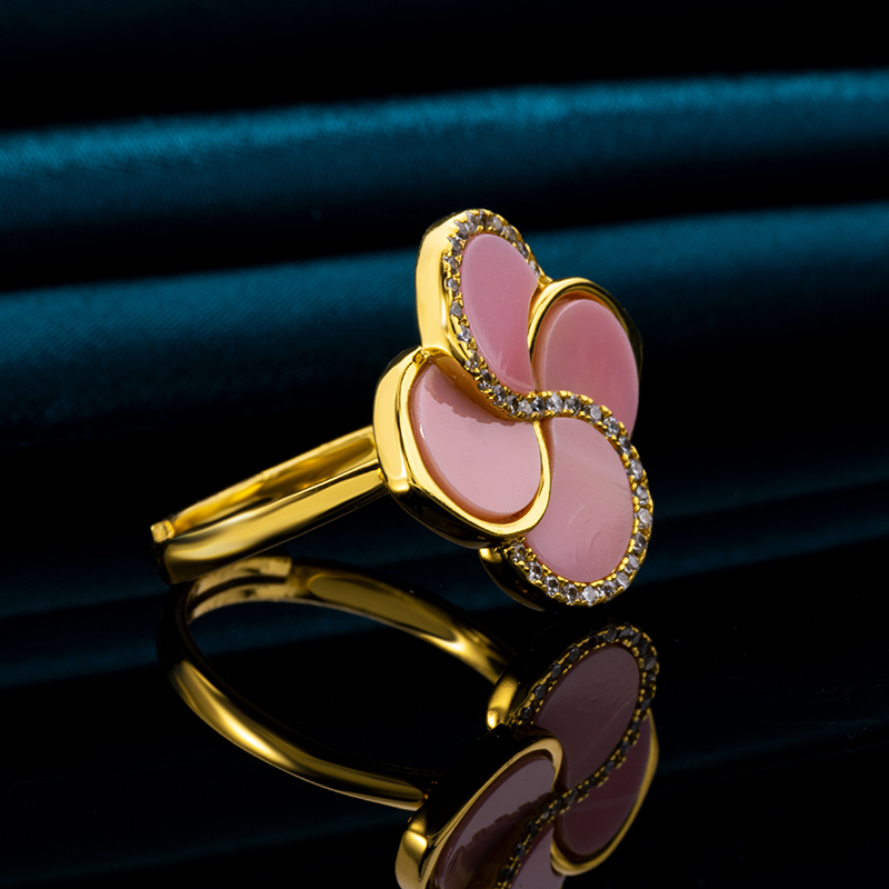 Lucky Clover Conch Ring - Natural Queen Conch