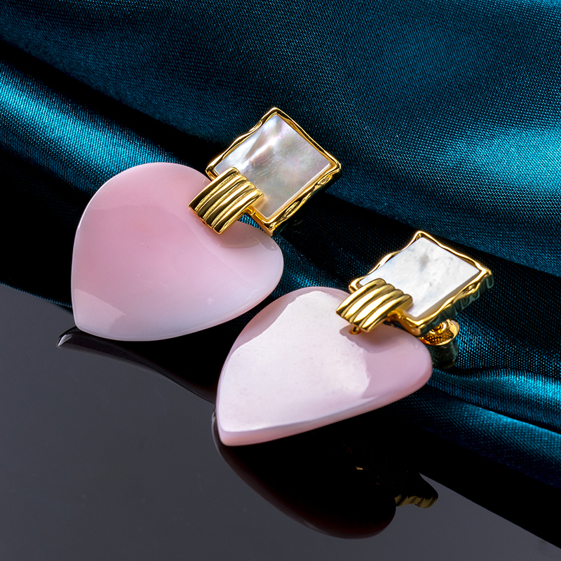 Natural Queen Conch Heart Earrings - Island Resort Style