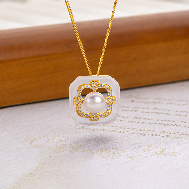 Mother of Pearl Clover Collar Necklace: Luxury Pearl Accents