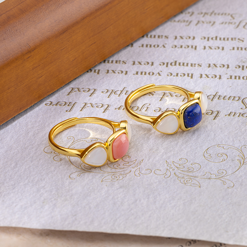 Floral Queen Conch & White MOP Ring
