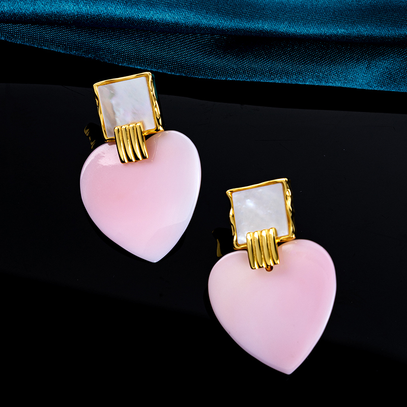 Natural Queen Conch Heart Earrings - Island Resort Style
