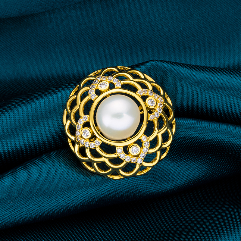 French Elegance Pearl Brooch: 18K Gold Plated